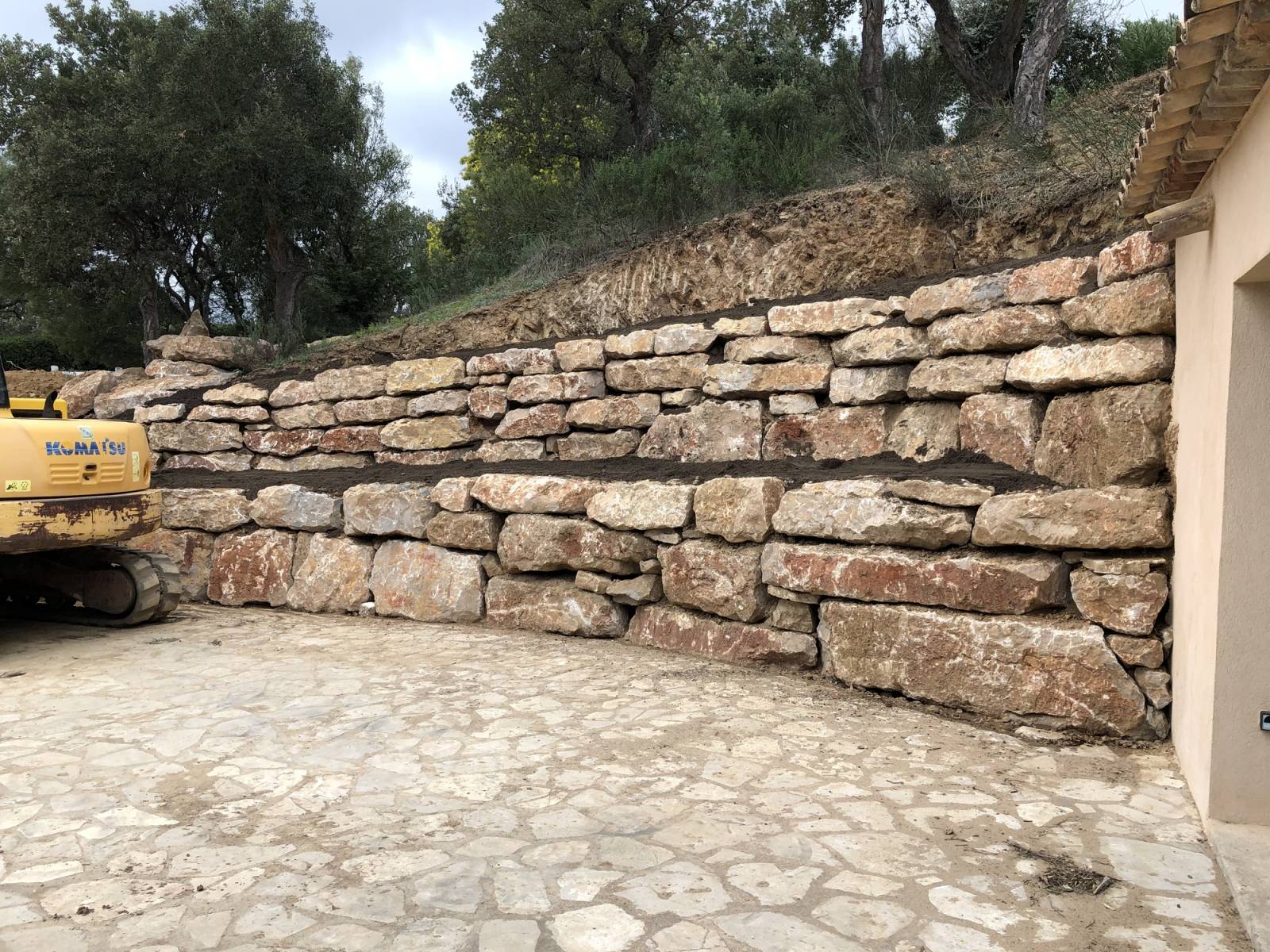 Enrochement paysagé d'un jardin sur Les Issambres à Roquebrune sur Argens 83