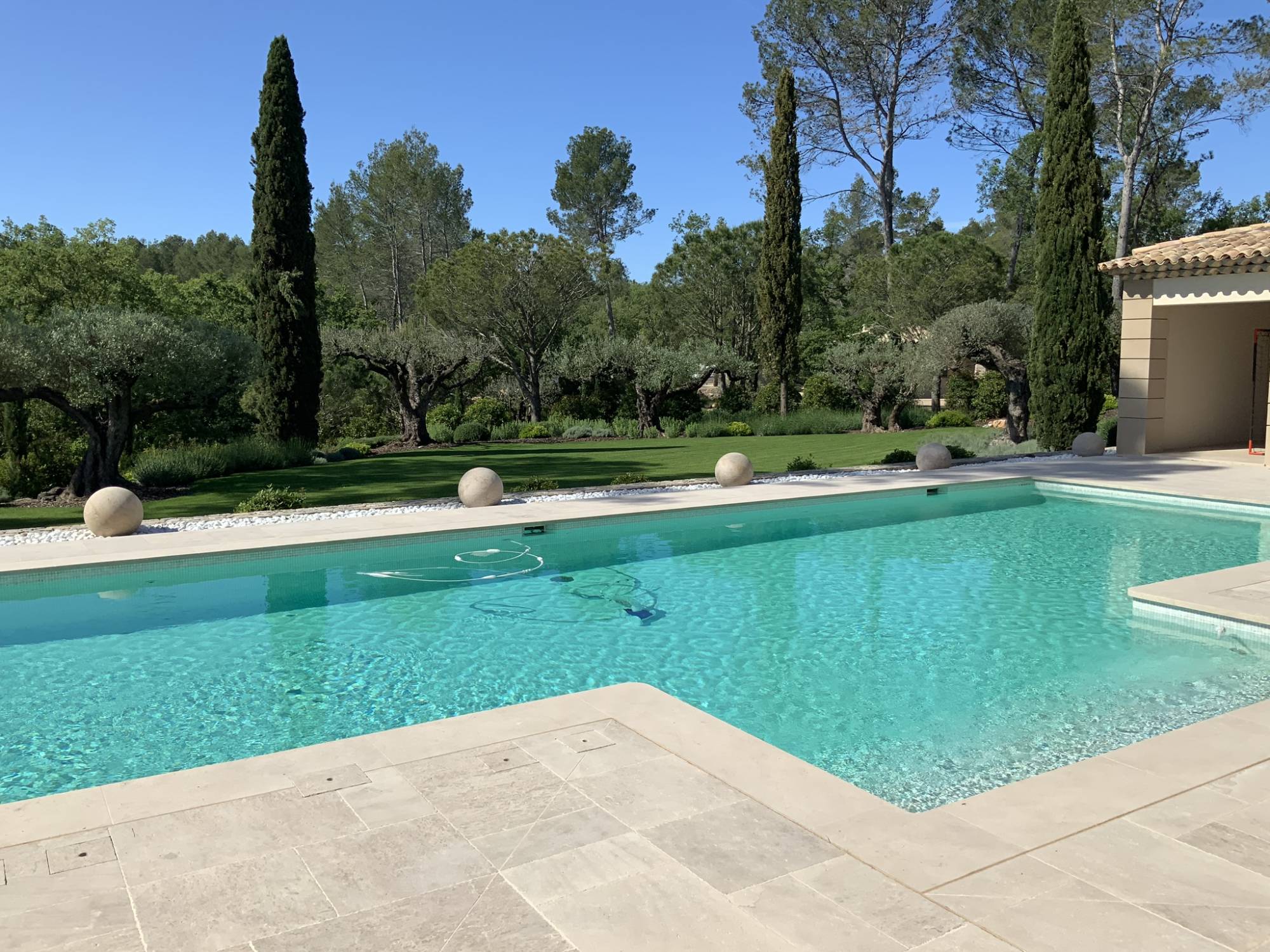 Gazon arrosage piscine