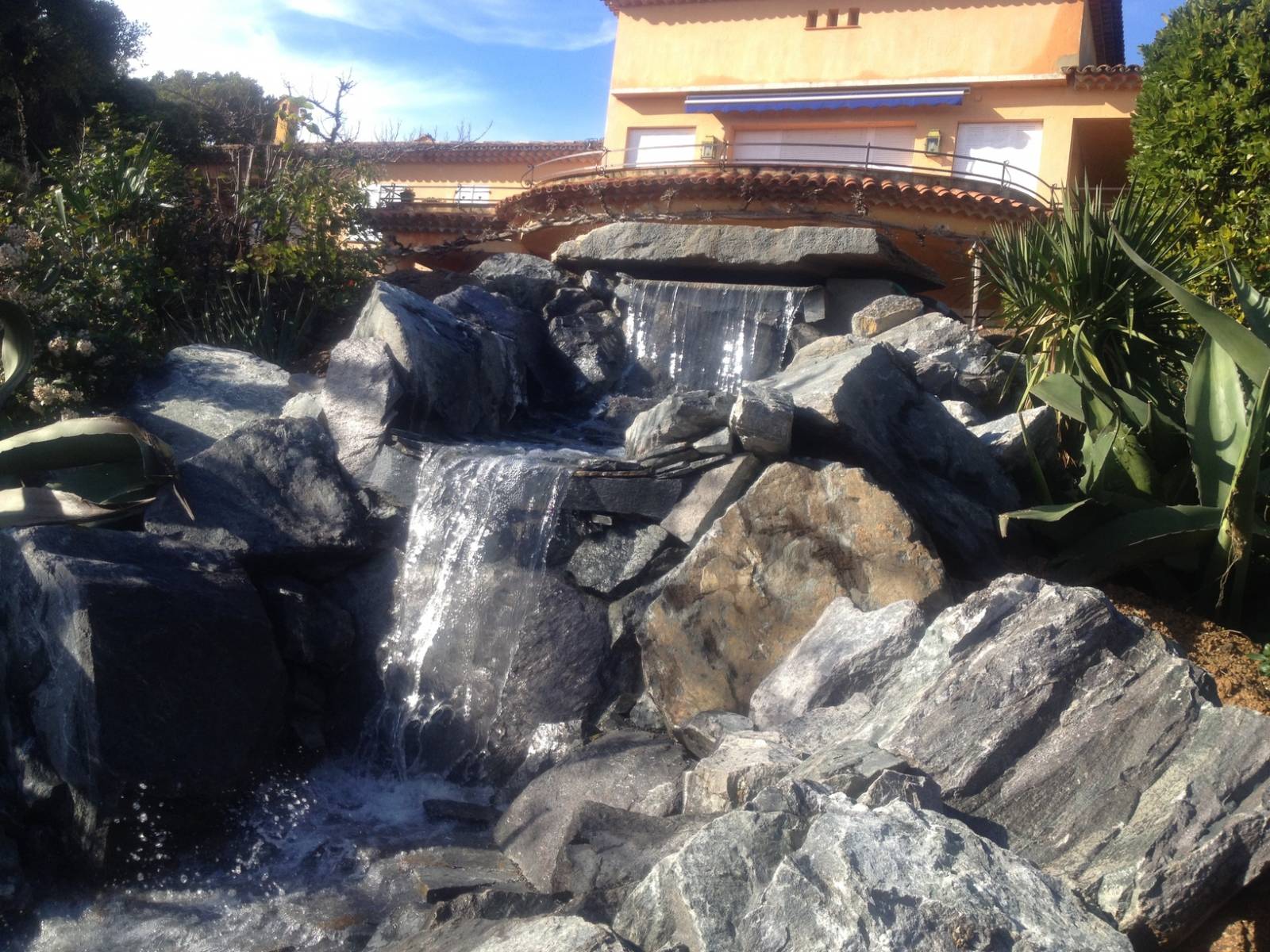 Création d'un bassin d'ornement avec cascade Sainte Maxime dans le Var 83