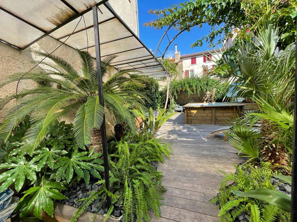 Cour intérieure rénovée dans le Var 83