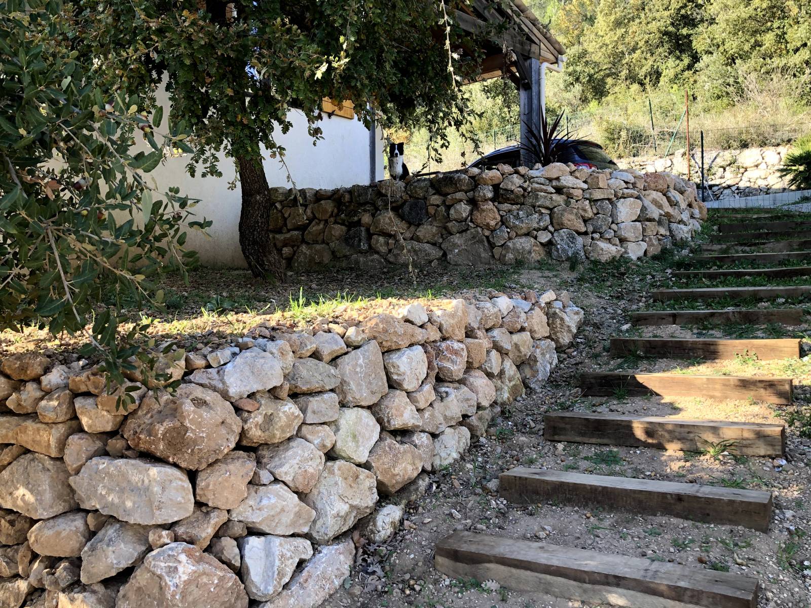 Enrochement pour création de muret dans un jardin en pente à Salernes dans le Var 83
