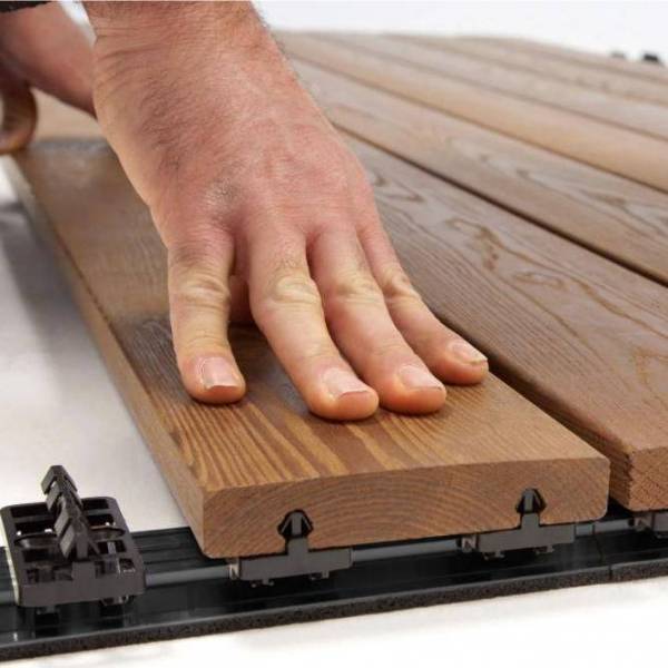 Terrasse en bois sur rail aluminium sans vis : principes, exigences techniques et bonnes pratiques de mise en œuvre