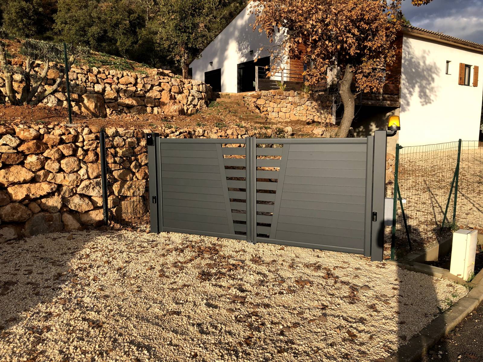 Pose d'un portail à double battant à Salernes dans le Var 83