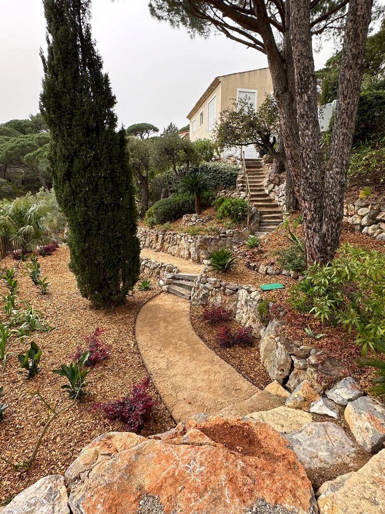 jardinier paysagiste pour plantation de plante à st tropez